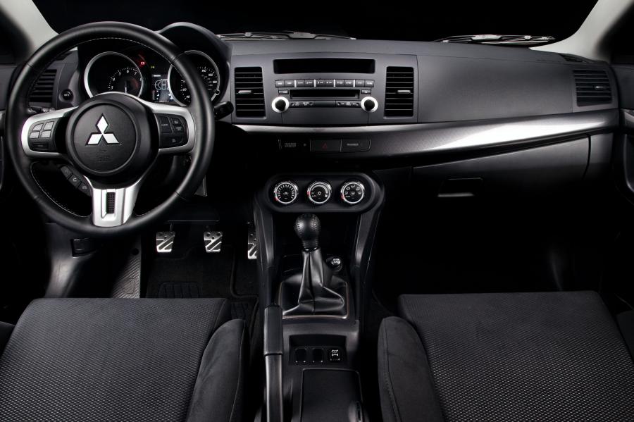  Mitsubishi Lancer Evolution X GSR 2012 года  (фото 11 из 18)